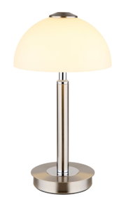 Moderne Tischleuchte ULDIN mit rundem, cremefarbenem Lampenschirm und silbernem Standfuß, frontal abgebildet.
