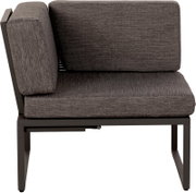 Graues Lounge-Sessel-Modul mit linker Armlehne, gepolsterten Sitz- und Rückenkissen und schwarzem Metallgestell, freigestellt auf weißem Hintergrund, Frontansicht leicht von links