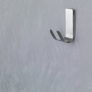 Wandhaken aus Metall, seitliche Perspektive, an einer grauen Wand befestigt