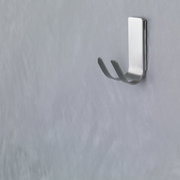 Wandhaken aus Metall, seitliche Perspektive, an einer grauen Wand befestigt