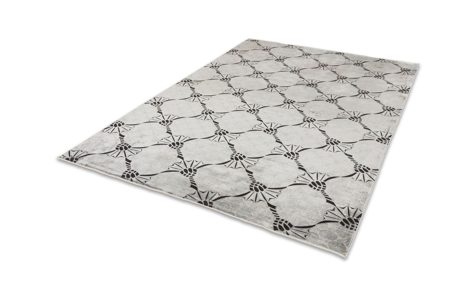 Teppich mit Cornflower-Muster in Grau und Schwarz, perspektivisch von der Seite fotografiert.