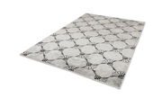Teppich mit Cornflower-Muster in Grau und Schwarz, perspektivisch von der Seite fotografiert.