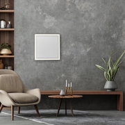 Moderne Deckenleuchte mit IR-Heizung in einem stilvollen Wohnzimmer, frontal betrachtet.