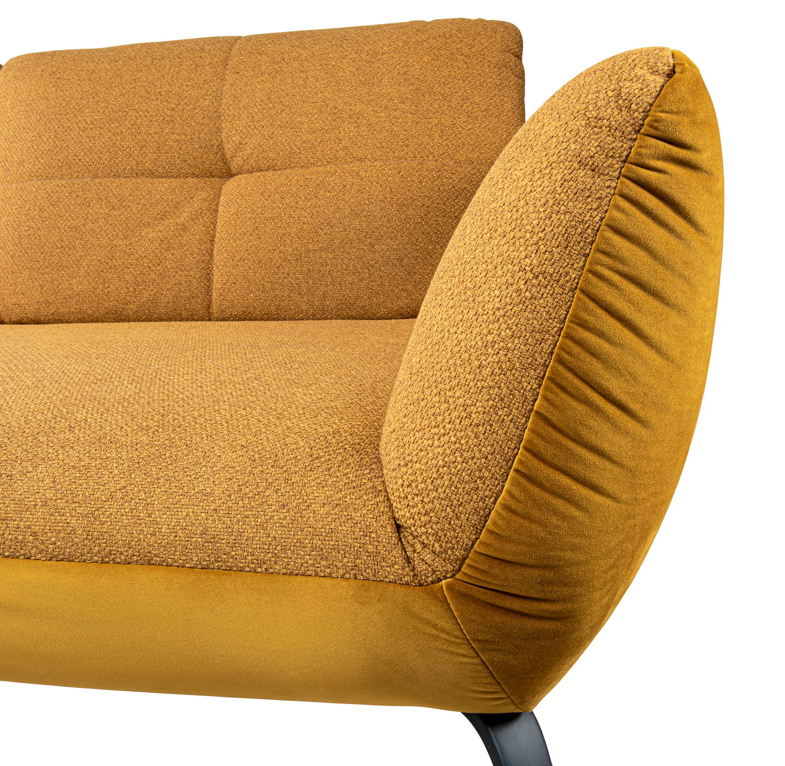 StepOne Megasofa NEWPORT Nahaufnahme eines gelben Megasofas mit weicher Polsterung und modernen Metallbeinen, seitliche Perspektive