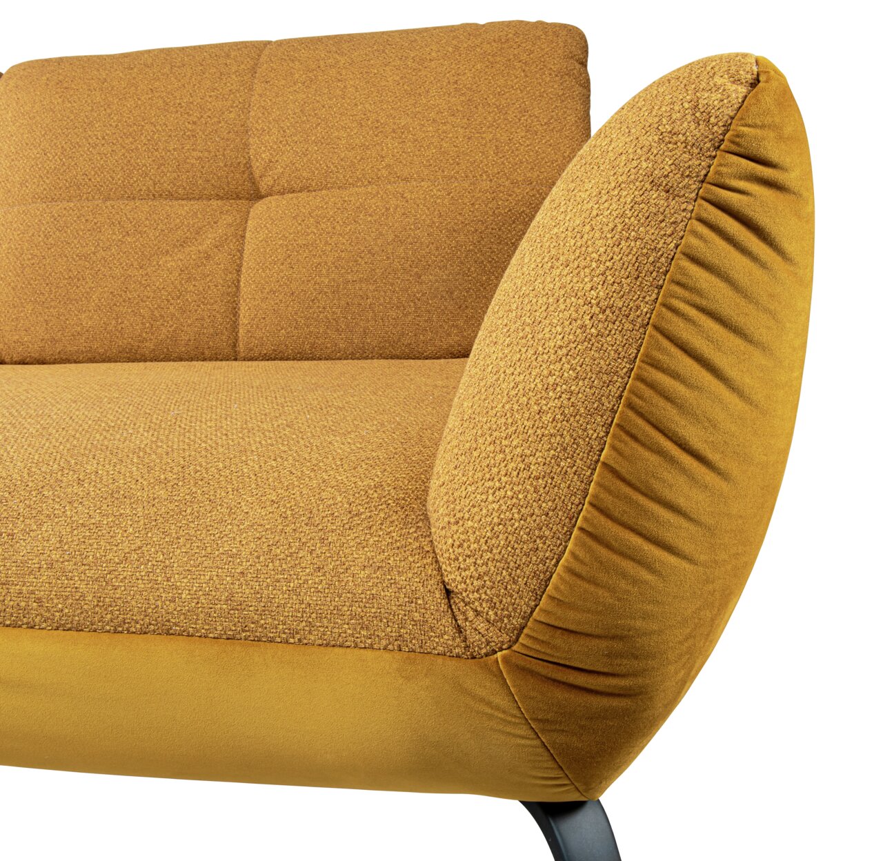 Nahaufnahme eines gelben Megasofas mit weicher Polsterung und modernen Metallbeinen, seitliche Perspektive