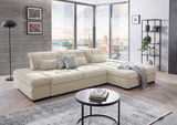 Großes, beiges Ecksofa in modernem Wohnzimmer mit Panoramafenster, Stadtblick und stilvoller Dekoration, Perspektive von vorne links.