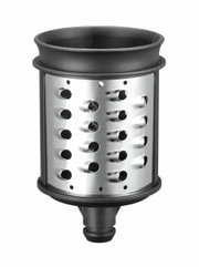 Nahaufnahme eines zylindrischen Gemüseschneider-Einsatzes aus Metall mit seitlichen Schlitzen, frontal betrachtet.