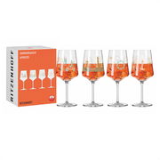 Vier dekorative Weingläser aus dem Aperizzo 4er-Set Sommerrausch von Ritzenhoff, mit sommerlichen Motiven und einer Verpackung im Hintergrund, seitliche Perspektive.