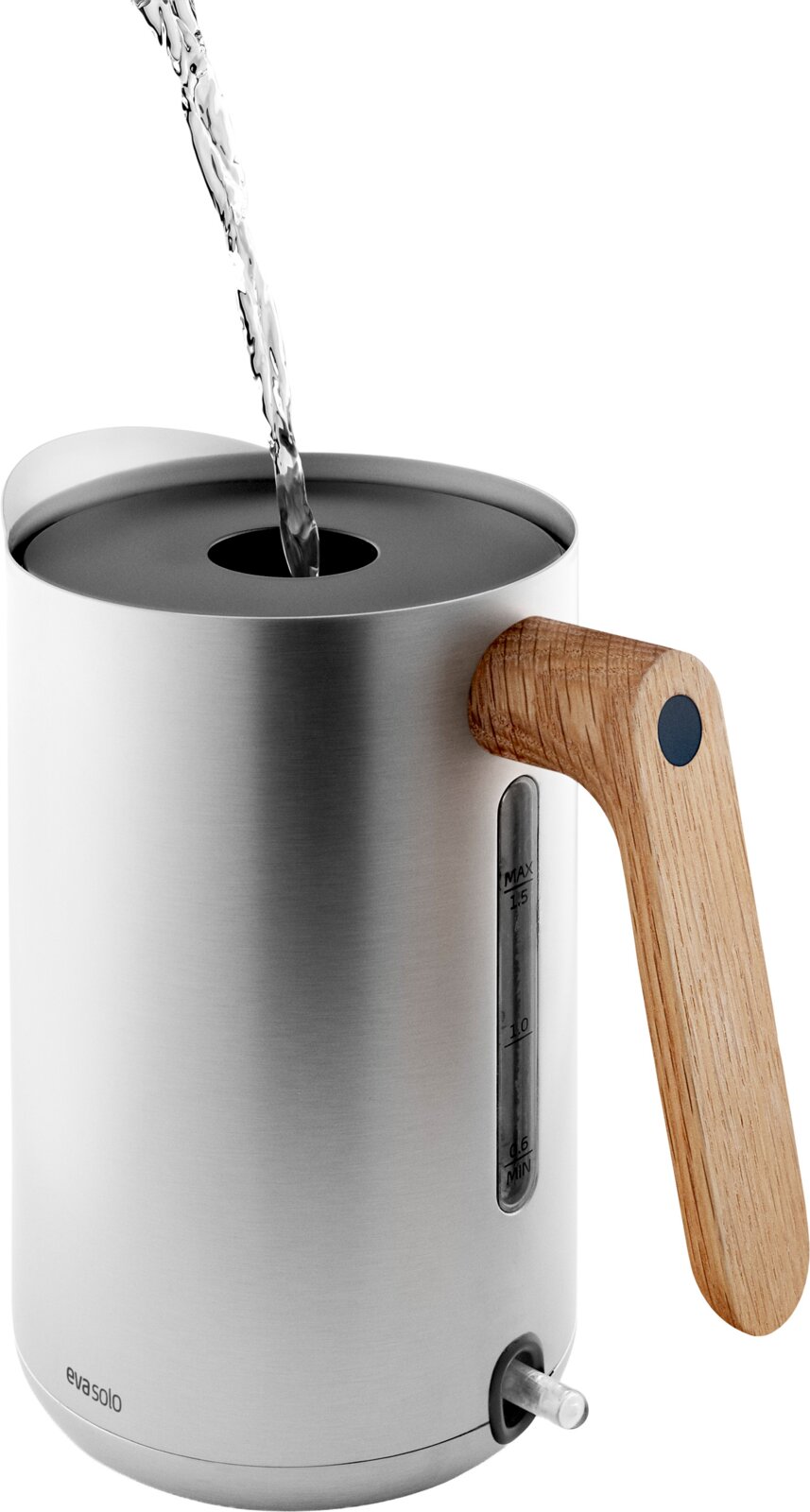 Roestvrijstalen elektrische waterkoker met houten handgreep en waterniveauvenster, water wordt via de bovenopening ingegoten, schuin van voren gezien