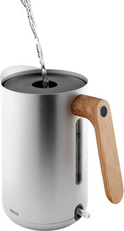 Roestvrijstalen elektrische waterkoker met houten handgreep en waterniveauvenster, water wordt via de bovenopening ingegoten, schuin van voren gezien