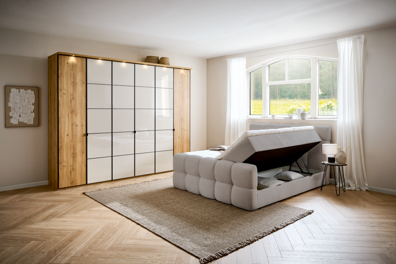 Boxbett mit Stauraum in einem hellen Schlafzimmer, seitliche Perspektive