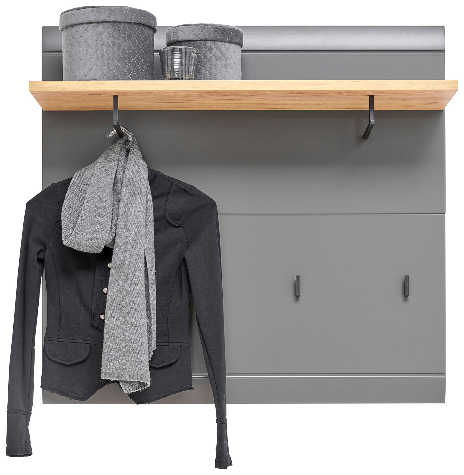 Garderobenpaneel in grauer Farbe mit Holzablage, zwei Haken und dekorativen Körben, frontal betrachtet.