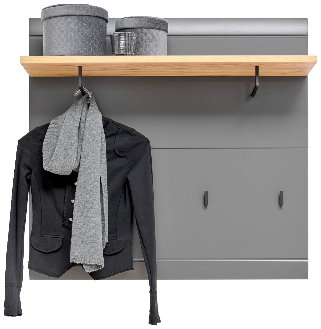 Garderobenpaneel in grauer Farbe mit Holzablage, zwei Haken und dekorativen Körben, frontal betrachtet.