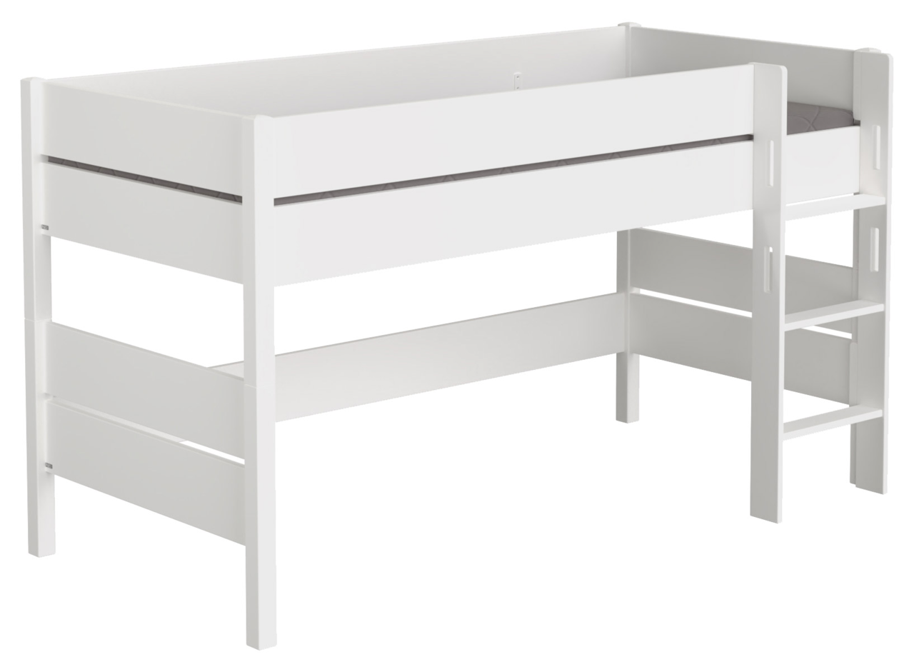 Weißes Spielbett mit Leiter, seitliche Perspektive