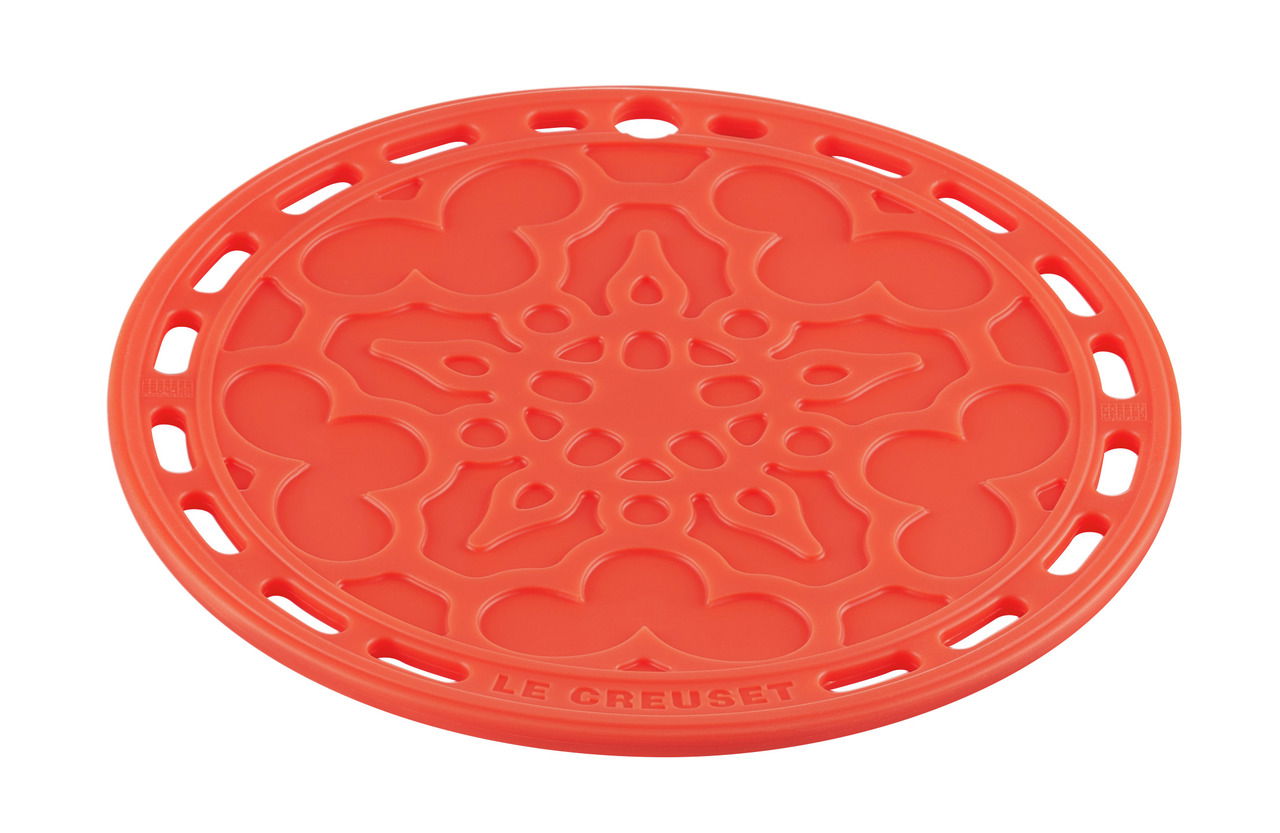 Roter Silikonuntersetzer mit dekorativem Muster, von oben betrachtet.