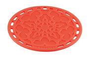 Roter Silikonuntersetzer mit dekorativem Muster, von oben betrachtet.