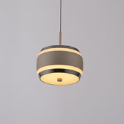 Moderne LED-Pendelleuchte in seitlicher Perspektive, mit elegantem, rundem Design und warmem Licht.