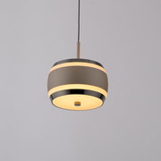 Moderne LED-Pendelleuchte in seitlicher Perspektive, mit elegantem, rundem Design und warmem Licht.