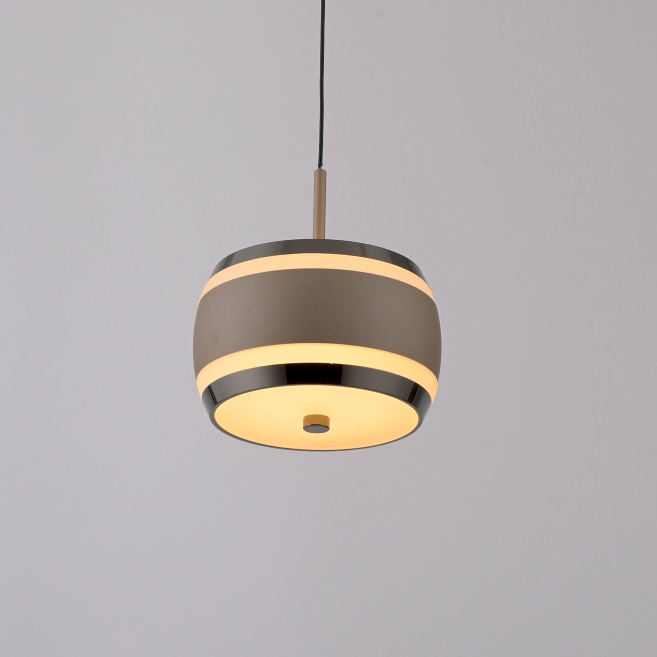 Moderne LED-Pendelleuchte in seitlicher Perspektive, mit elegantem, rundem Design und warmem Licht.