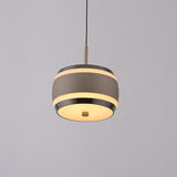 Moderne LED-Pendelleuchte in seitlicher Perspektive, mit elegantem, rundem Design und warmem Licht.
