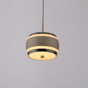 Moderne LED-hanglamp in zijaanzicht, met een elegant, rond ontwerp en warm licht.