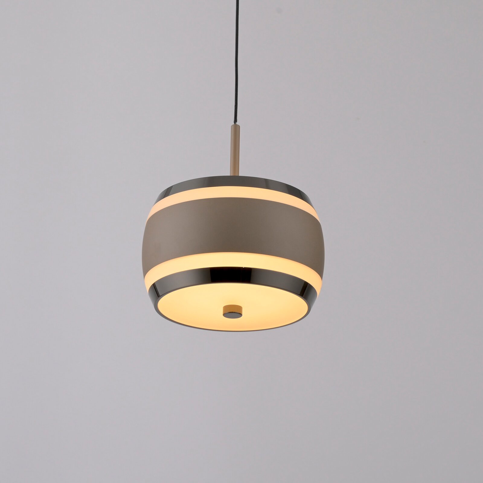 Moderne LED-hanglamp in zijaanzicht, met een elegant, rond ontwerp en warm licht.