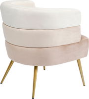 Rückansicht eines modernen Sessels mit geschwungenem Design in verschiedenen Beige-Tönen und goldenen, schräg gestellten Beinen.