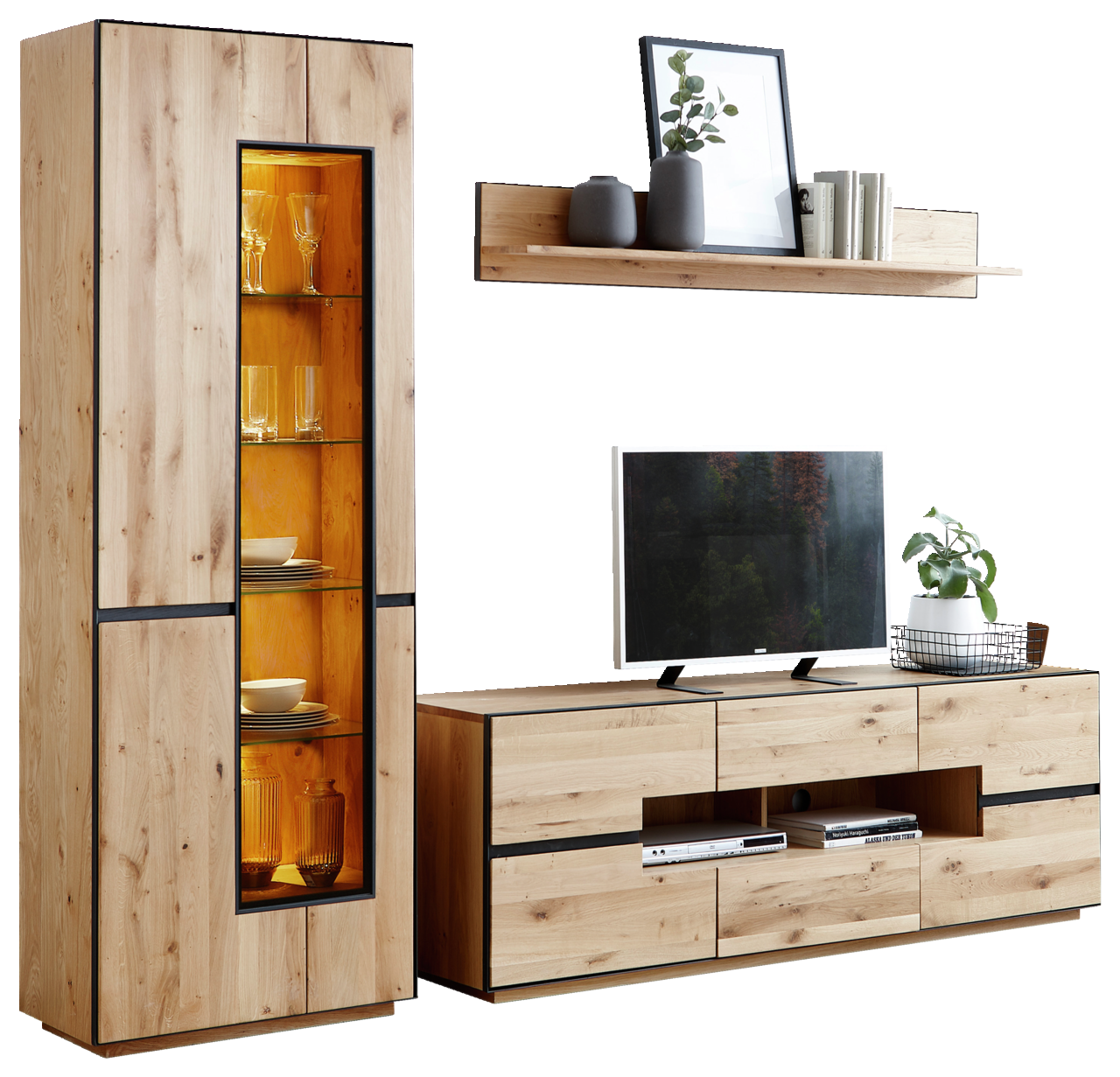 Wandkombination Linea Natura KELIO aus Holz mit Vitrine, TV-Schrank und Wandregal, frontal betrachtet.