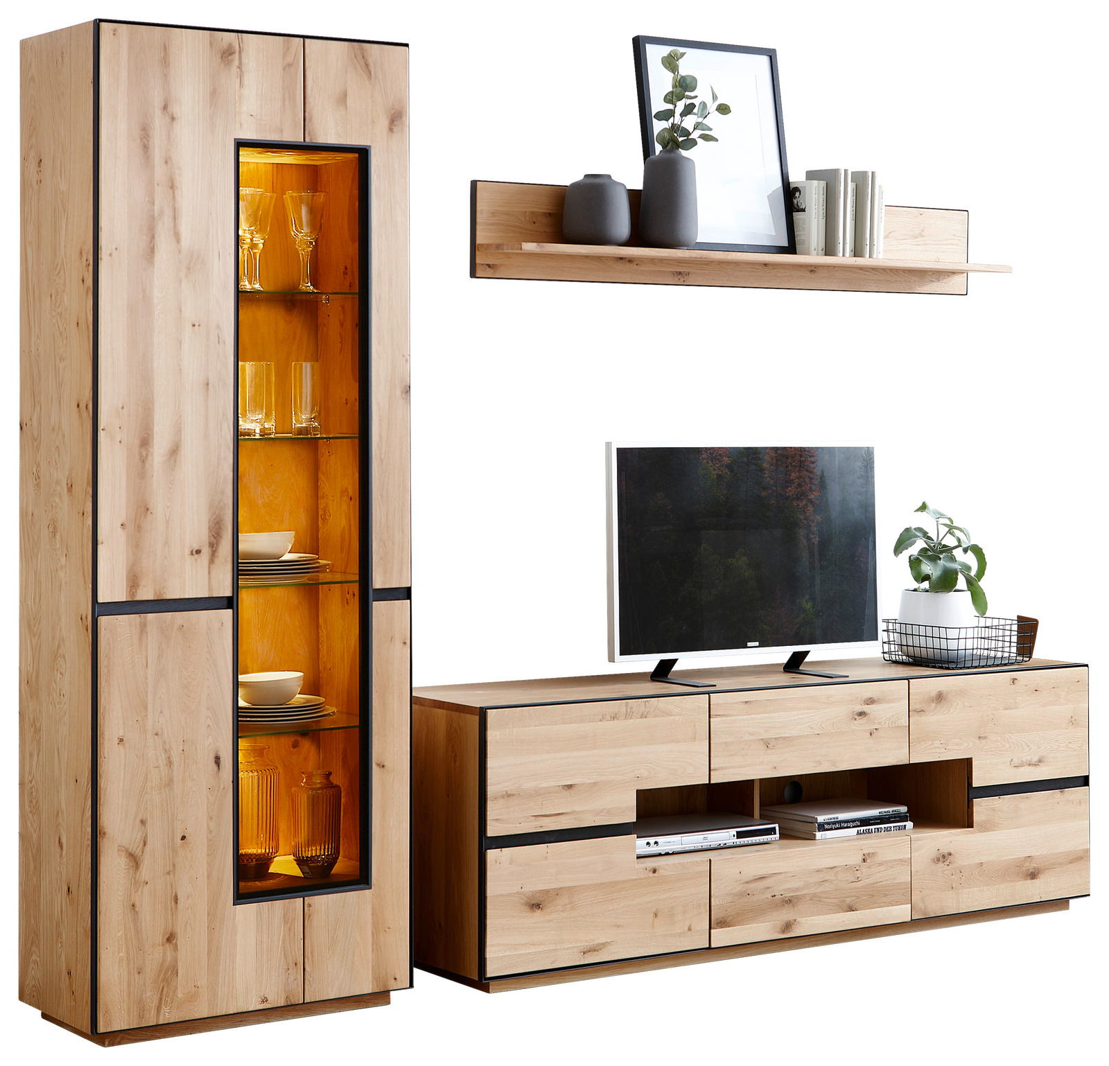 Wandkombination Linea Natura KELIO aus Holz mit Vitrine, TV-Schrank und Wandregal, frontal betrachtet.