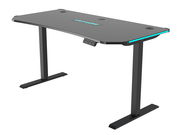 Moderner E-Gaming Tisch mit schwarzer Oberfläche und blauen Akzenten, seitliche Perspektive