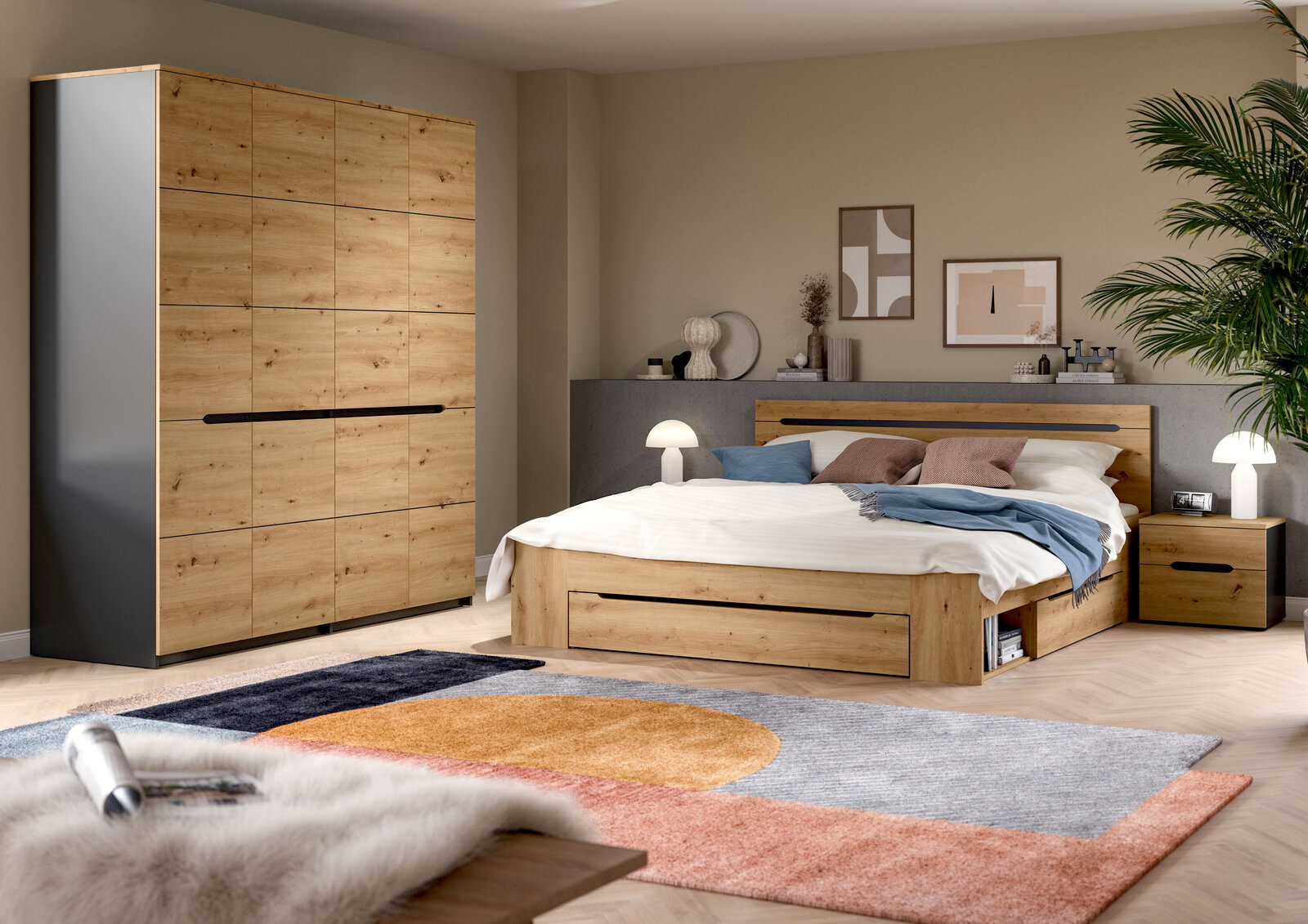 Modernes Schlafzimmer mit Holzbett inklusive Stauraum-Schublade, passendem Nachttisch und großem Kleiderschrank in Eiche-Optik, aufgenommen aus schräger Frontperspektive.