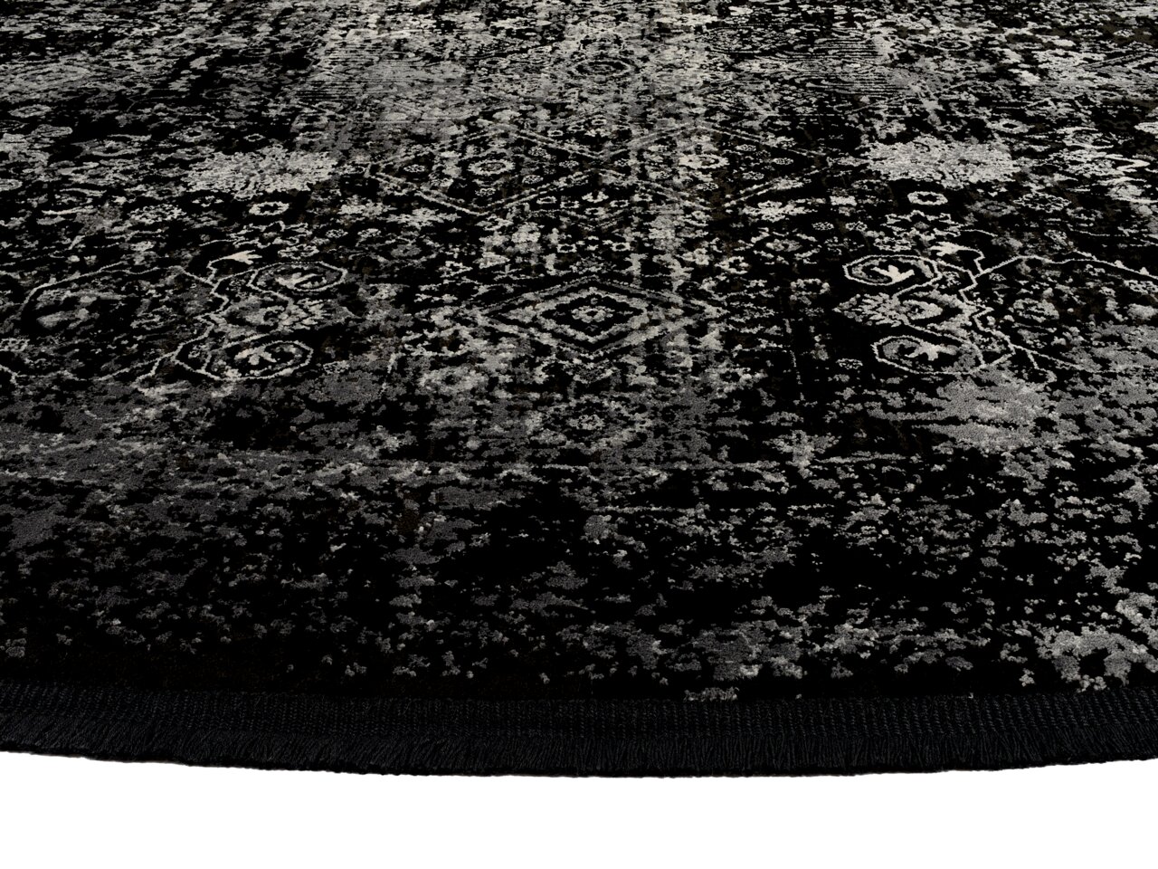 Nahaufnahme eines Designer-Teppichs mit schwarzem und grauem Muster, von oben betrachtet.