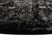 Nahaufnahme eines Designer-Teppichs mit schwarzem und grauem Muster, von oben betrachtet.