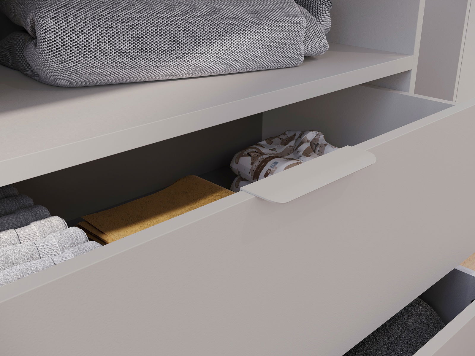 Nahaufnahme einer geöffneten Schublade in einem Babyzimmer, gefüllt mit gefalteter Kleidung und Textilien.