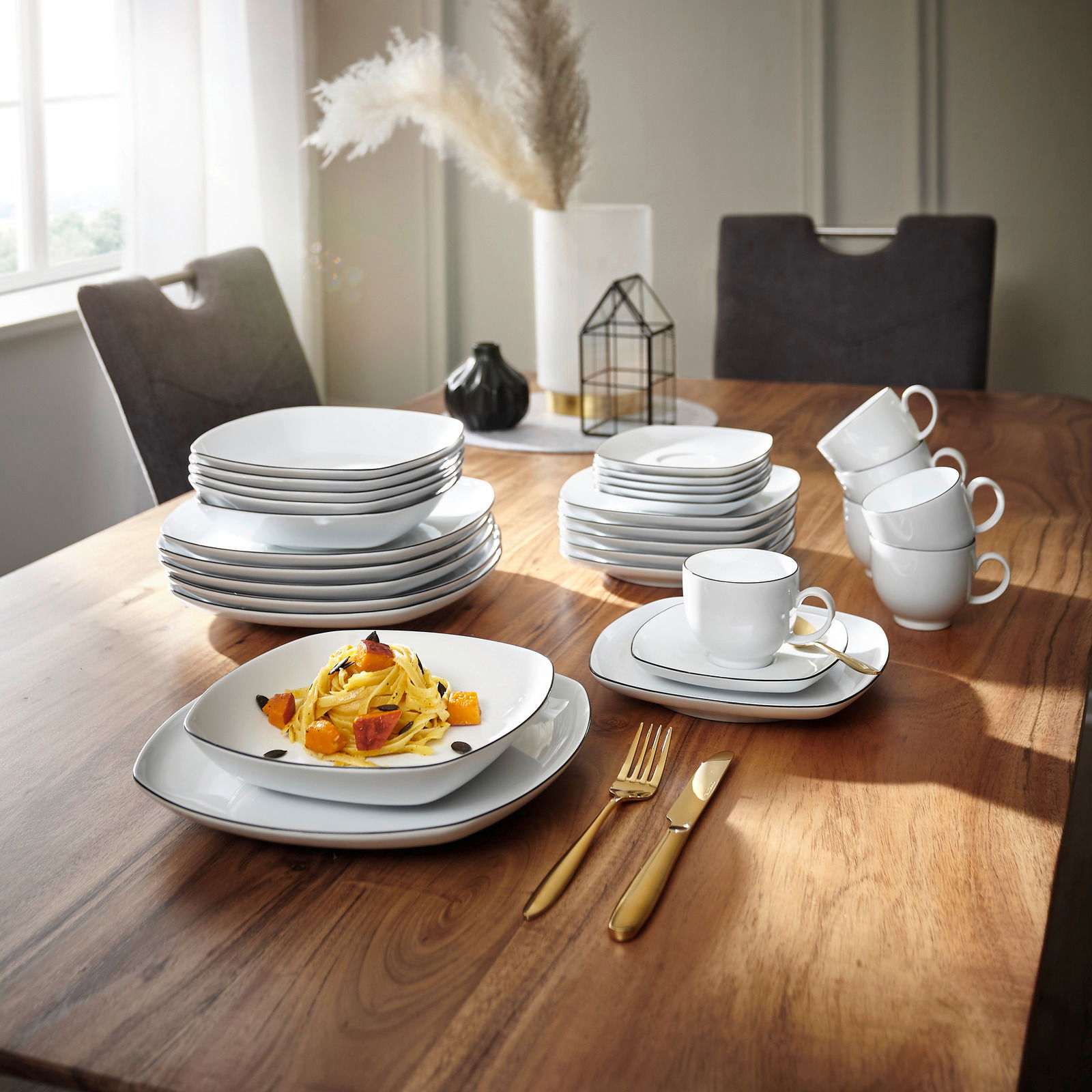 Seltmann Weiden Kombiservice Lido Black Line 30-tlg. eckig Elegantes Kombiservice Lido Black eckig auf einem Holztisch, bestehend aus Tellern, Tassen und Besteck, in einer stilvollen Tischdekoration von schräg oben betrachtet.