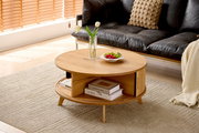 Runder Couchtisch aus Holz mit Stauraum, dekoriert mit einer Vase und Obstschale, seitliche Perspektive