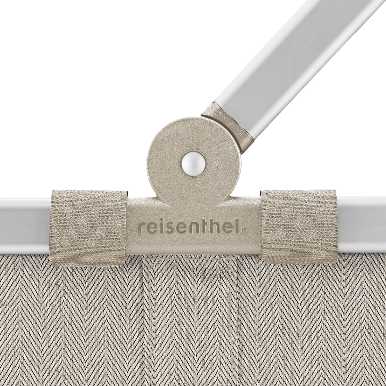 Nahaufnahme des oberen Teils eines Carrybags in Herringbone Sand mit sichtbarem Griff und dem Logo 'reisenthel'.
