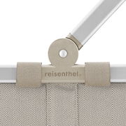 Nahaufnahme des oberen Teils eines Carrybags in Herringbone Sand mit sichtbarem Griff und dem Logo 'reisenthel'.