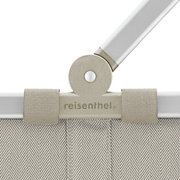 Nahaufnahme des oberen Teils eines Carrybags in Herringbone Sand mit sichtbarem Griff und dem Logo 'reisenthel'.