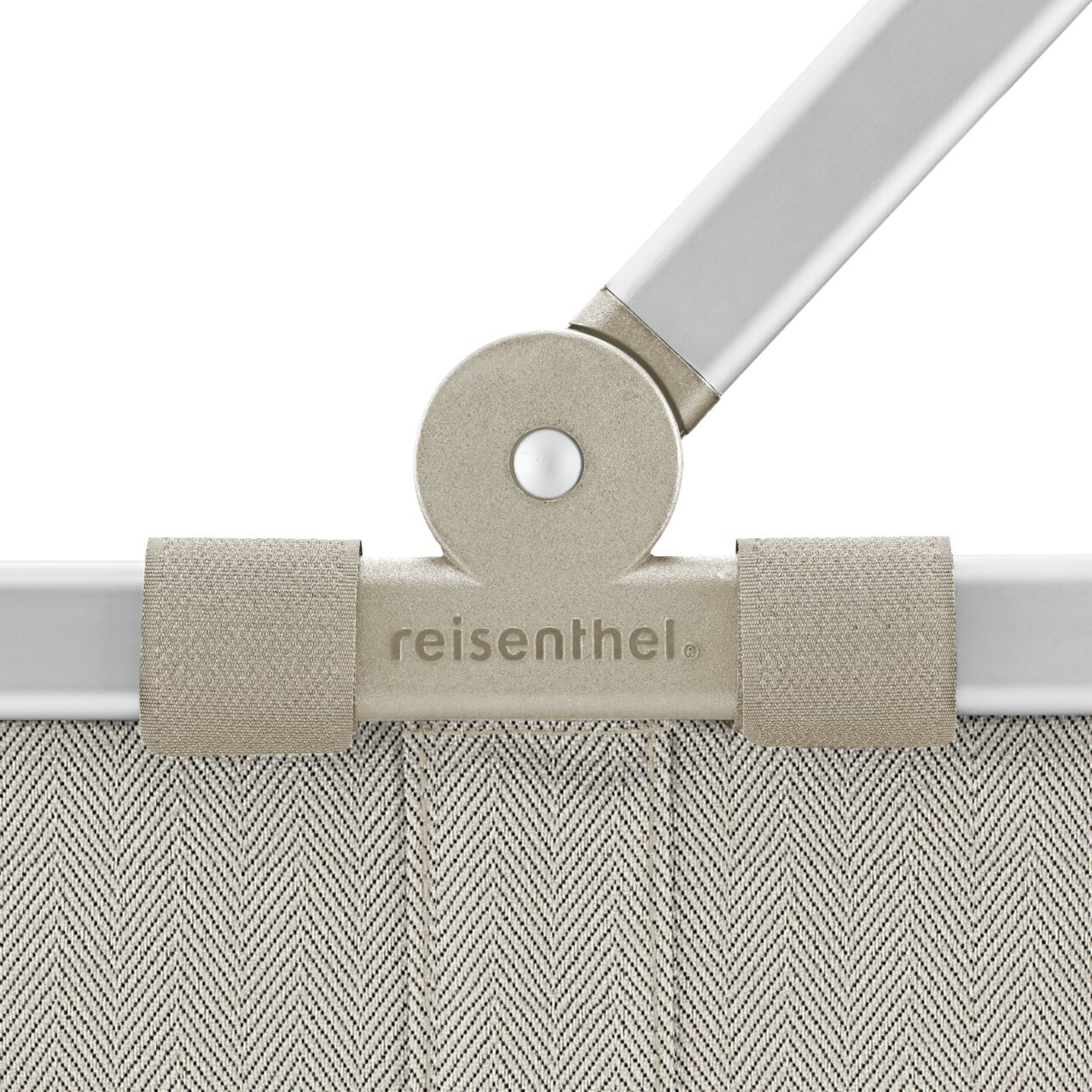 Close-up van het bovenste gedeelte van een Carrybag in Herringbone Sand met zichtbaar handvat en het logo 'reisenthel'.