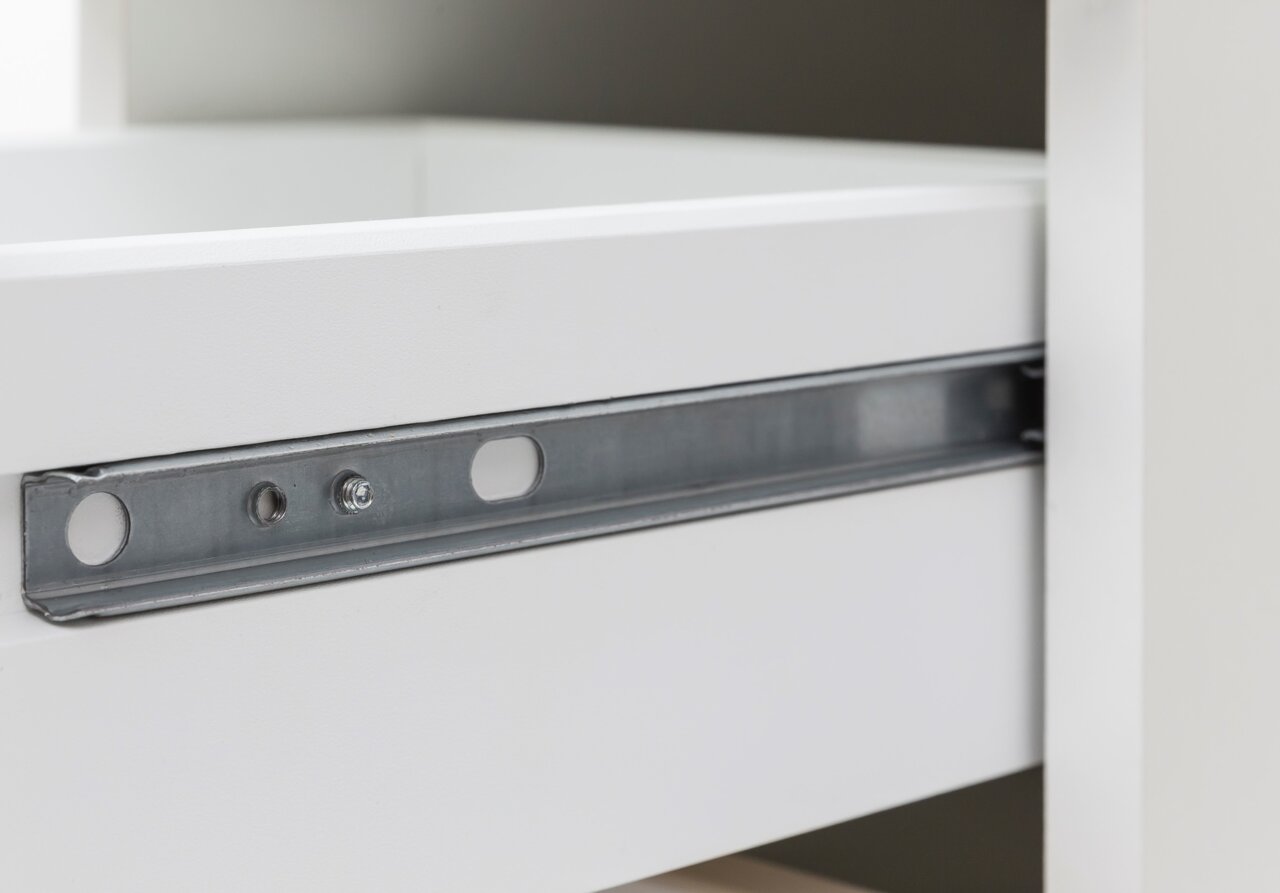 Nahaufnahme einer weißen Schublade mit Metallschiene in einer Küchenzeile, seitliche Perspektive