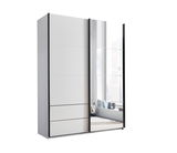 Moderner Schwebetürenschrank mit zwei Türen, eine davon mit Spiegel, in einer hellen, urbanen Umgebung. Frontalansicht.