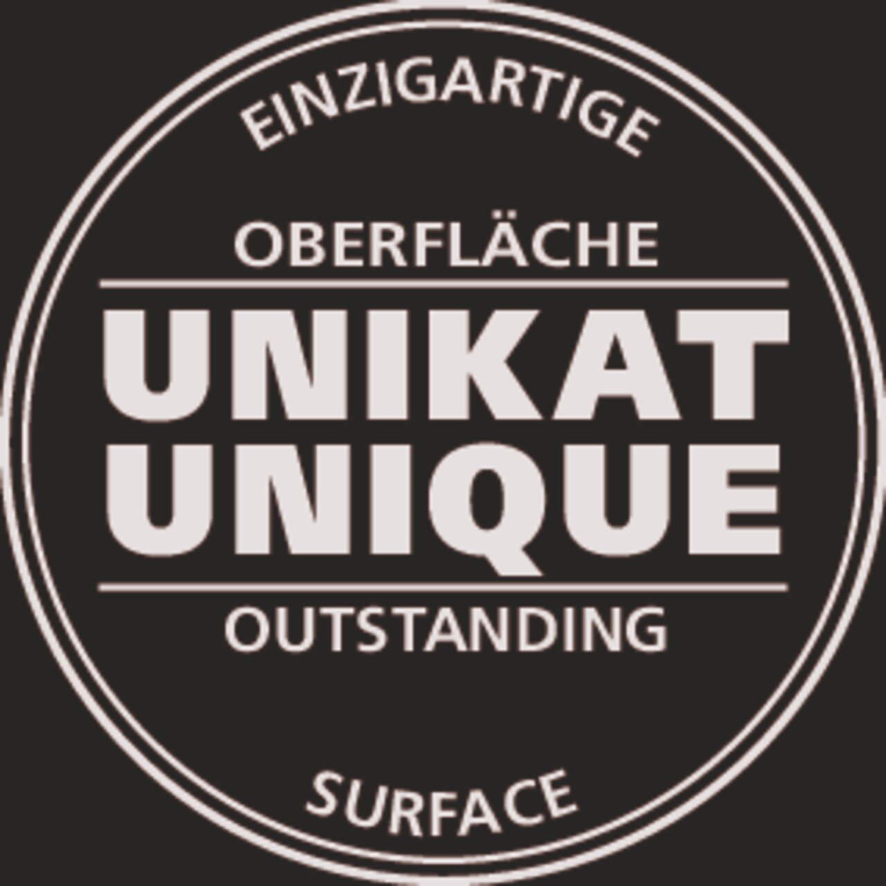 Rundes Siegel mit der Aufschrift 'Einzigartige Oberfläche, Unikat, Outstanding, Unique, Surface' in schwarzer Schrift auf weißem Hintergrund, Draufsicht.