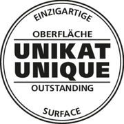 Rundes Siegel mit der Aufschrift 'Einzigartige Oberfläche, Unikat, Outstanding, Unique, Surface' in schwarzer Schrift auf weißem Hintergrund, Draufsicht.