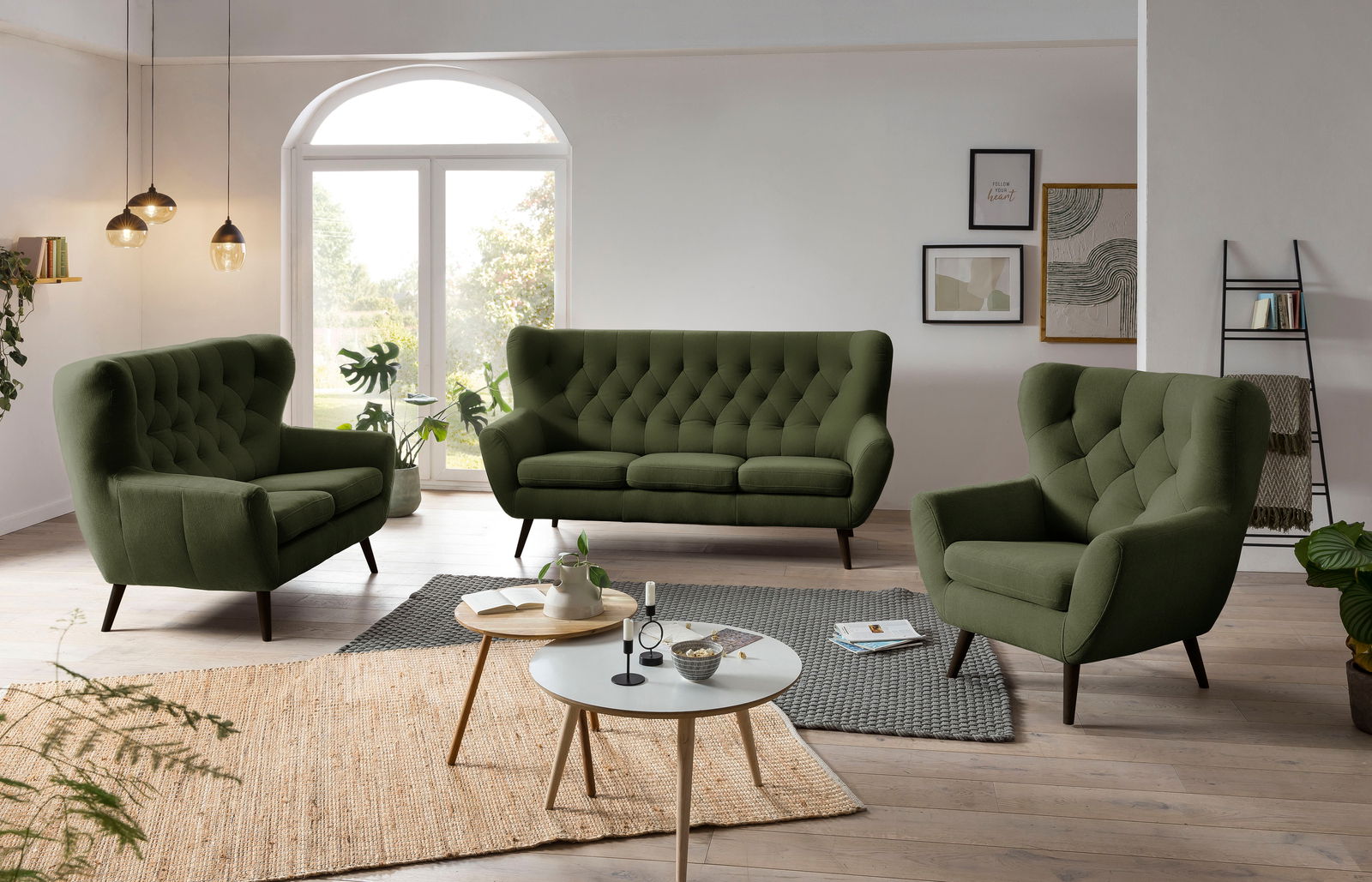 Stylife Sofa 3-Sitzer SKAGEN Grünes Sofa-Set bestehend aus einem 3-Sitzer, einem 2-Sitzer und einem Sessel in einem modernen Wohnzimmer mit Holzboden und großen Fenstern, seitliche Perspektive.