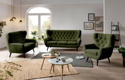 Grünes Sofa-Set bestehend aus einem 3-Sitzer, einem 2-Sitzer und einem Sessel in einem modernen Wohnzimmer mit Holzboden und großen Fenstern, seitliche Perspektive.