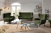 Grünes Sofa-Set bestehend aus einem 3-Sitzer, einem 2-Sitzer und einem Sessel in einem modernen Wohnzimmer mit Holzboden und großen Fenstern, seitliche Perspektive.