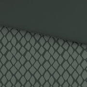 Wendebettwäsche mit geometrischem Muster in dunklen Grüntönen, Draufsicht