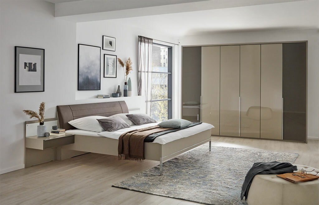 Modernes Schlafzimmer mit einem eleganten Bett und einem großen Kleiderschrank, seitliche Perspektive.