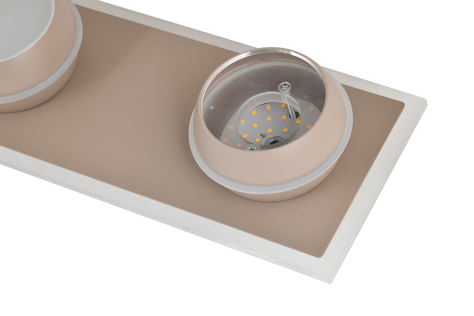 Nahaufnahme einer LED-Deckenleuchte mit zwei runden Leuchtkörpern auf einer rechteckigen Basis, aus seitlicher Perspektive.